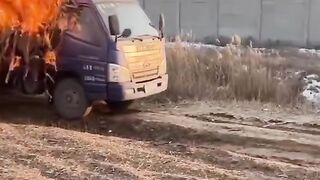 خطير جدا احتراق شاحنة
