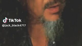 Jack menyanyikan dengan suara tinggi