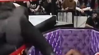kane-save-the-undertaker-but-he-burn-his-own-brother
