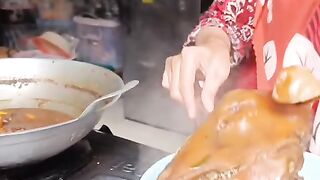 Kuliner makan empal kepala kambing muda