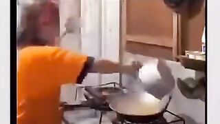 اضحك وافتهن