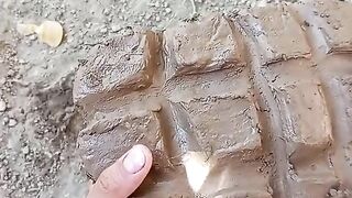 شوكلاتة دبي ولكن بالطين والعشب