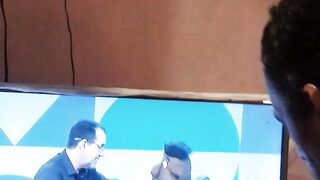 assistindo o povo na tv