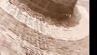 Topi lebarnya bukan maen