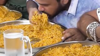 CARRYMINATI MAGGI EATING CHALLENGE कैरीमिनाती मैगी खाने की चुनौती #shorts #foodie #foodlover