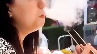 Makanan keluar asap dari mulut