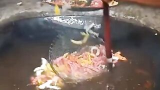 Goreng kerupuk gurih renyah