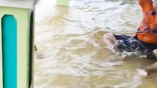ini lah saat terjadi banjir di perkampungan saya