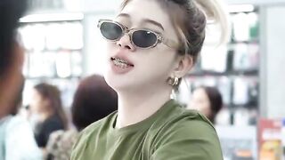 Gratis istri lah ha-ha-ha