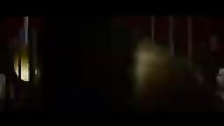 Une femme se transforme en serpent