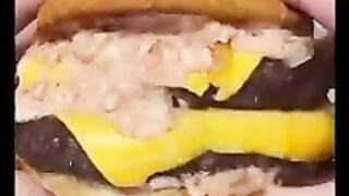 Un Burger bien gourmand et facile à faire !! ???????? #shorts #short #recette #cuisine #seizemay #food (240p).