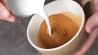 Magnifique ralenti de Rosetta versant #café #coffeeart #barista #latteart #rosetta
