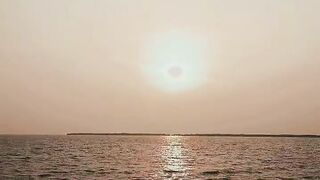 قرأن كريم مع منظر البحر