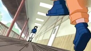 Tingkah laku Naruto membuat heran Sasuke