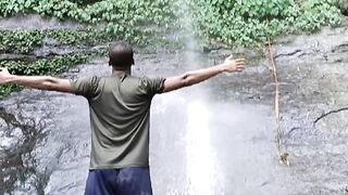 ঝারনায় গোসল