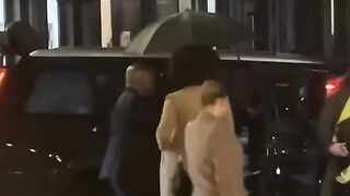 Jenna ortega stopping for her fans