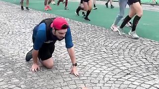 Man Helps Marathon Runner Across The Line