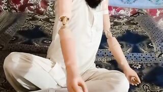 قرآن پڑھ رہا ہے