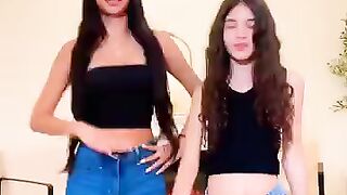 QUAND_JE_TREMPE_TU_TREMPES_NOUS_TREMPONS_DANCE????‍♀️????#shorts_#dance_#sisters(360p).