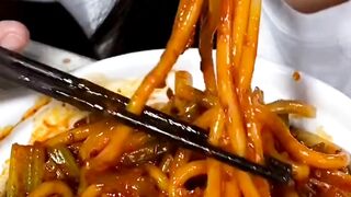Asmr Mukbang | Eating fried rice noodles covered with sauce