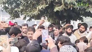 Live from D-Chowk: Hamid Mir Among PTI Workers - Imran Khan's Final