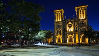 //San Antonio, Texas,USA//  is a gem for travelers from around the globe . Is a  home to The Alamo, a historic site   symbol of Texas independence.