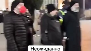 СВЕЩЕННИЦИ ЗАЩИТИХА ПРОТЕСТИРАЩИ ОТ ПОЛИЦИЯТА