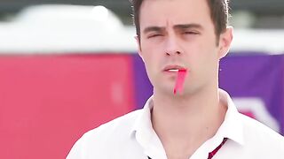 صديقتو صدسالتو ازا اسع معجب فيها واخبرها انو مجروح مانو معجب فيها