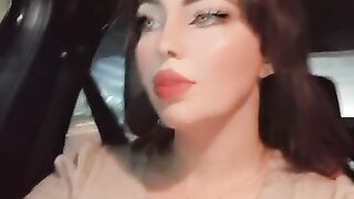 Beautiful girl dazzles the world with her singing and dancing