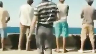 صيد سمك بطريقة مضحكة هههههههه