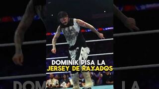 Dominik Mysterio pisa el jersey de Rayados de Monterrey