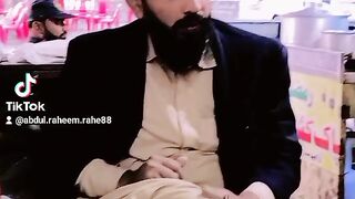 کزن کے ساتھ راولپنڈی میں ہوٹل پر چائے پیتے ہوئے