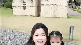 女儿来到杭州了今天带她出来喂鹿.