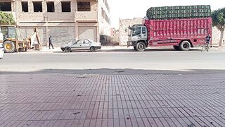 الشارع المقابل