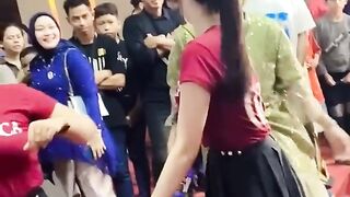 Wanita cantik lagi joget