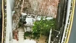 Essa Chinesa é muito corajosa em um país com movimento de veículos entenso desse