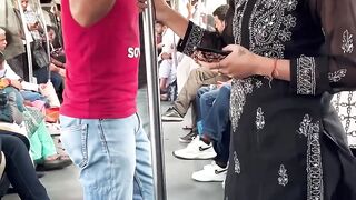 Ye kya hua metro mein ladki par gayi