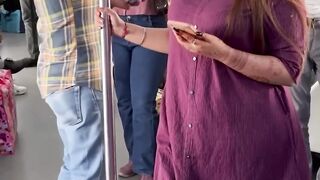 Metro mein ladki patane ki new trick unlock