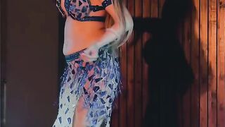 Dubai belly dance like  share aisi video dekhne ke liye December san 2024