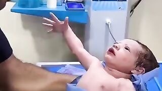 Reflex_Test_of_Newborn_Babies_????(360p).