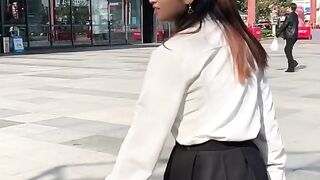 A cute school girl has no legs,you can ignore her
