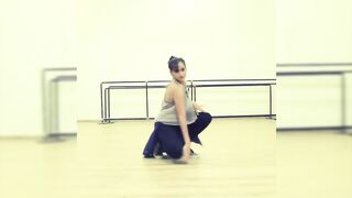 Indian Girl Navya Agarwal Dance