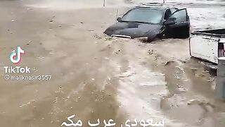 Saudi Arab mein Barish se nuqsan
