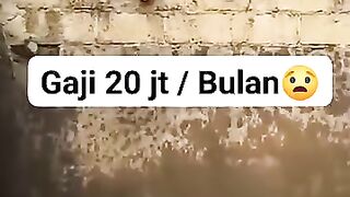Membersihkan Tempat Buaya