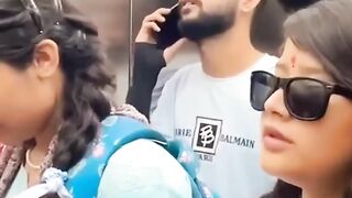 यह भैंस सा रोशन चेहरा बालों में जुओं का पहरा
