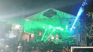kamu malah dirumah