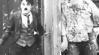 Chaplin est-il le roi de la comédie burlesque ?