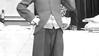 Charlie Chaplin flirte et réagit au sourire d'une magnifique femme