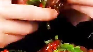 Beef with sweet and spicy garlic leaves