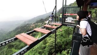 Walking on the bridge Adventure - Chongqing, China ????????